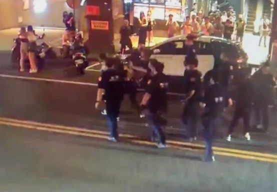 桃园市一夜店有人聚众闹事,警方对空鸣6枪制止