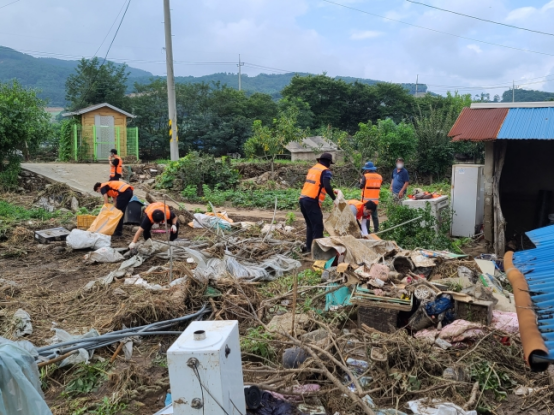 本月17日，消防员正在忠清南道扶余郡洪水受灾现场进行救灾复原工作。图自韩媒