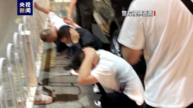 记者采访还原唐山某烧烤店打人案侦办经过，警方讯问陈某志画面首次公开休闲区蓝鸢梦想 - Www.slyday.coM