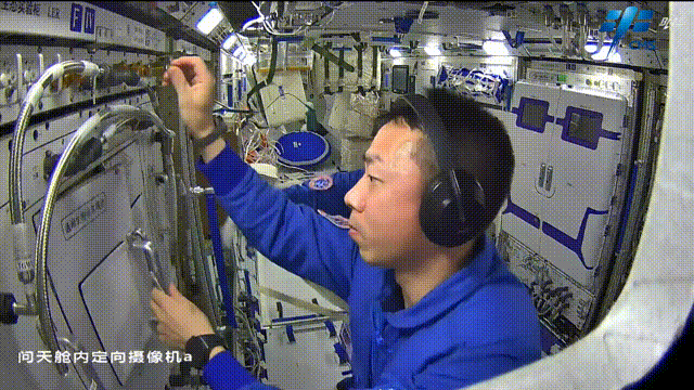 蔡旭哲打开生命生态通用实验模块。图片来源：中国载人航天