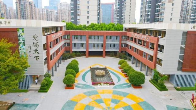 新学期遇见新校园南师附中新城小学理想童年号列车出发