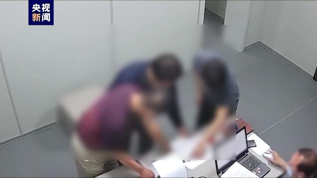 记者采访还原唐山某烧烤店打人案侦办经过，警方讯问陈某志画面首次公开休闲区蓝鸢梦想 - Www.slyday.coM