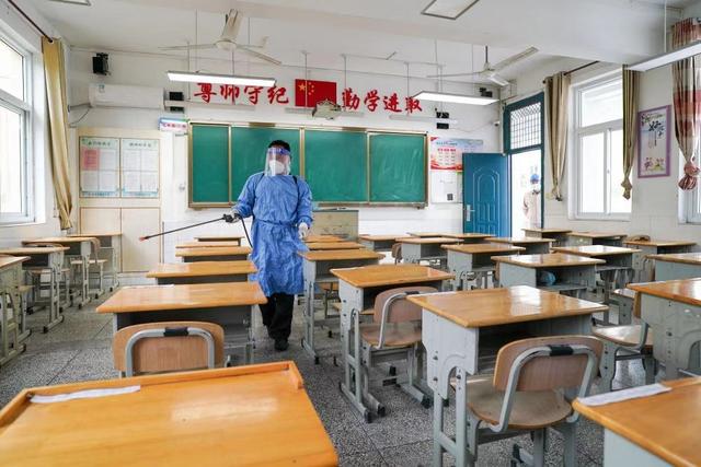 受極端高溫天氣、疫情影響，多地高校延遲開學(xué)