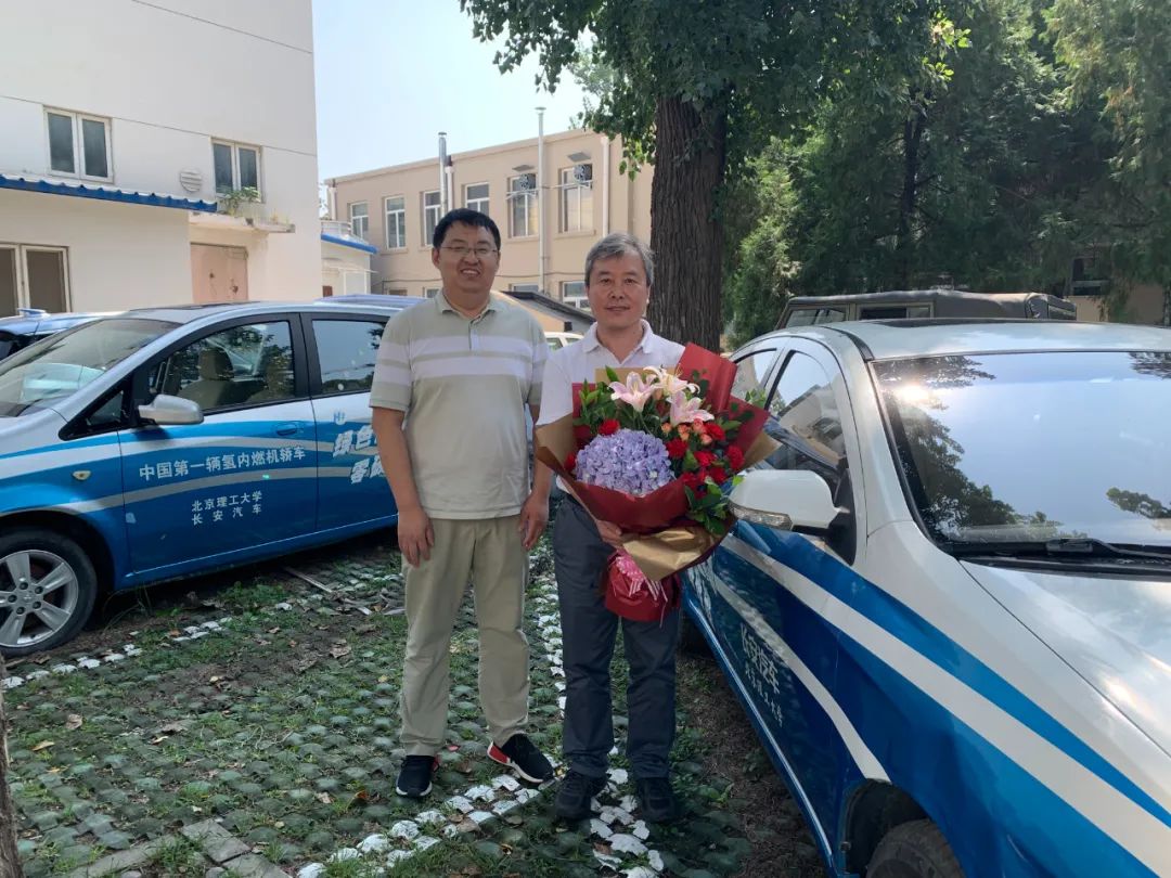 孙柏刚（右一）与中国第一辆氢内燃机轿车合影