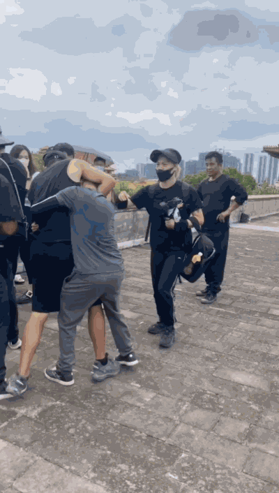 代拍互殴？打起来了…不是拍戏！一剧组声明→休闲区蓝鸢梦想 - Www.slyday.coM