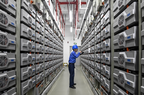 浙能萧山电厂运行人员巡检储能电池.朱将云 摄