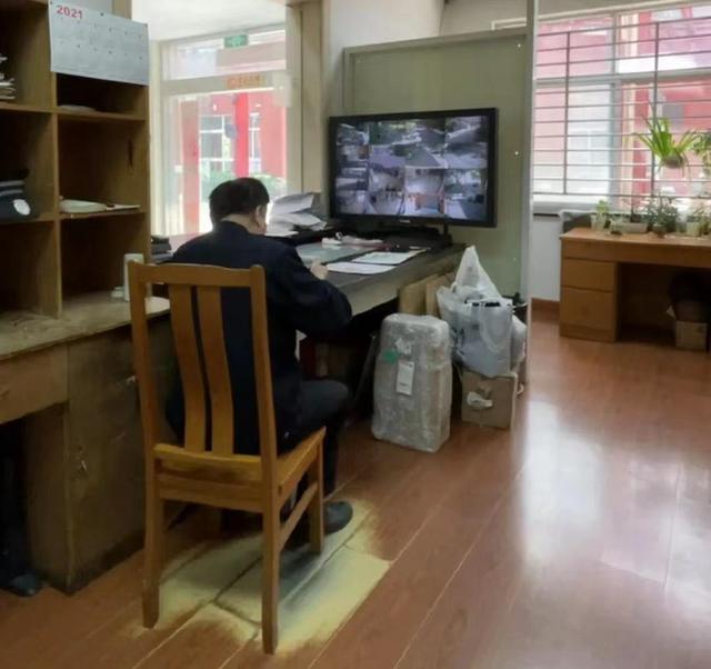 姜师父的座椅下,地板磨褪了色。 除标记外,本文图片均为 复旦大学新闻学院 图