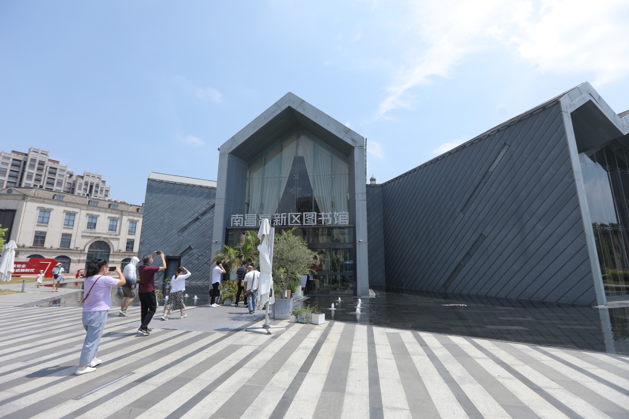 南昌高新区藏书楼引入社会力量参与解决，改革运营模式创造最美空间。