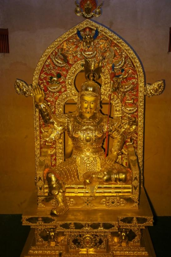 狮龙宫殿内巨大的格萨尔王像.