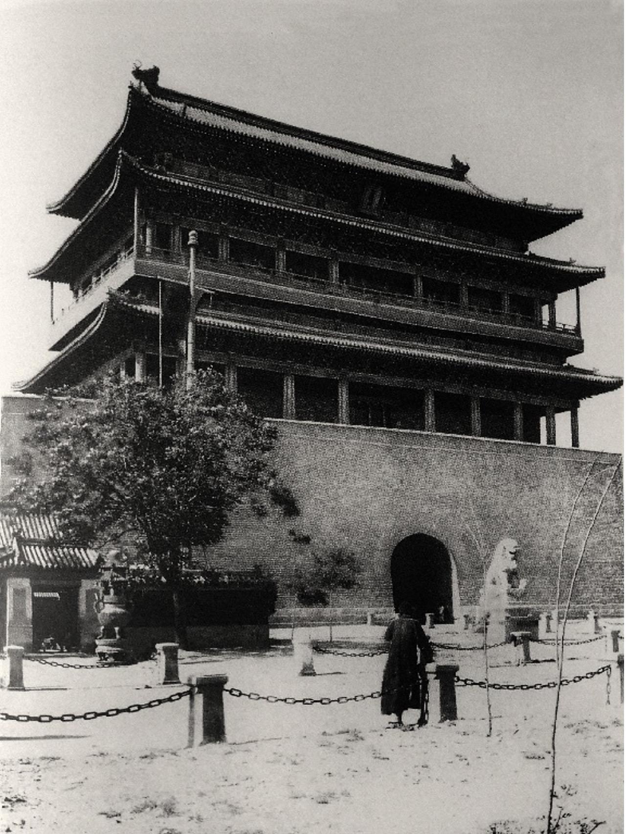 1920年正阳门关帝庙旁（喜仁龙摄）。
