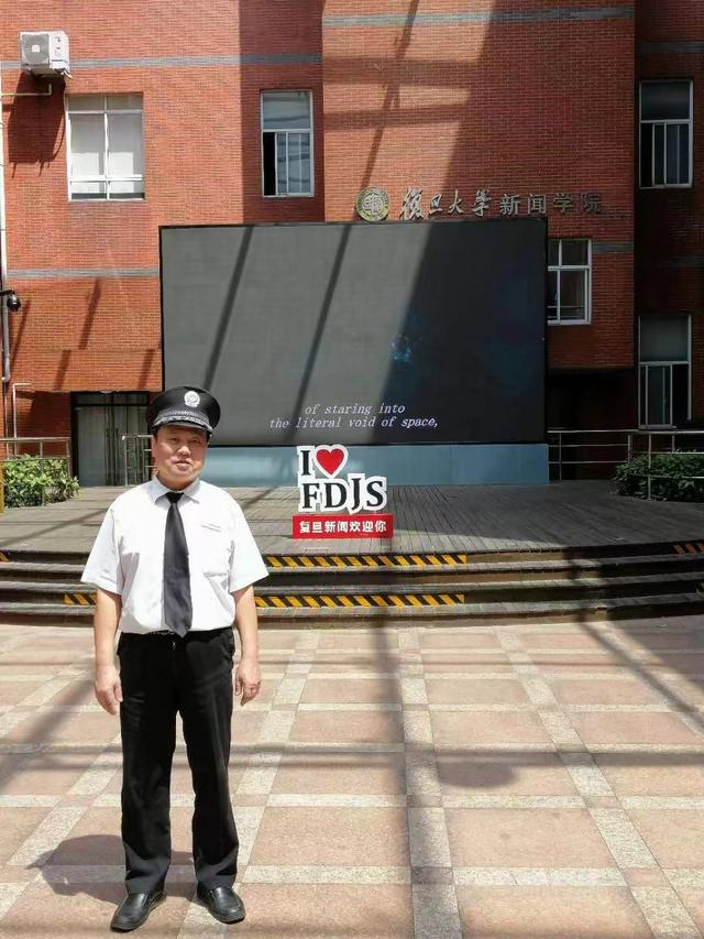 姜师父在复旦大学新闻学院的留影。 受访者 供图
