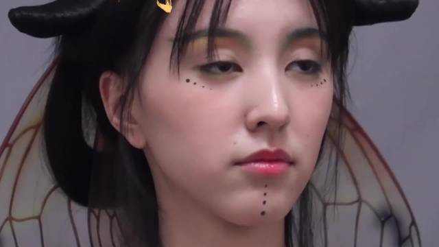 曾在电影《侍神令》中饰演"八彩"