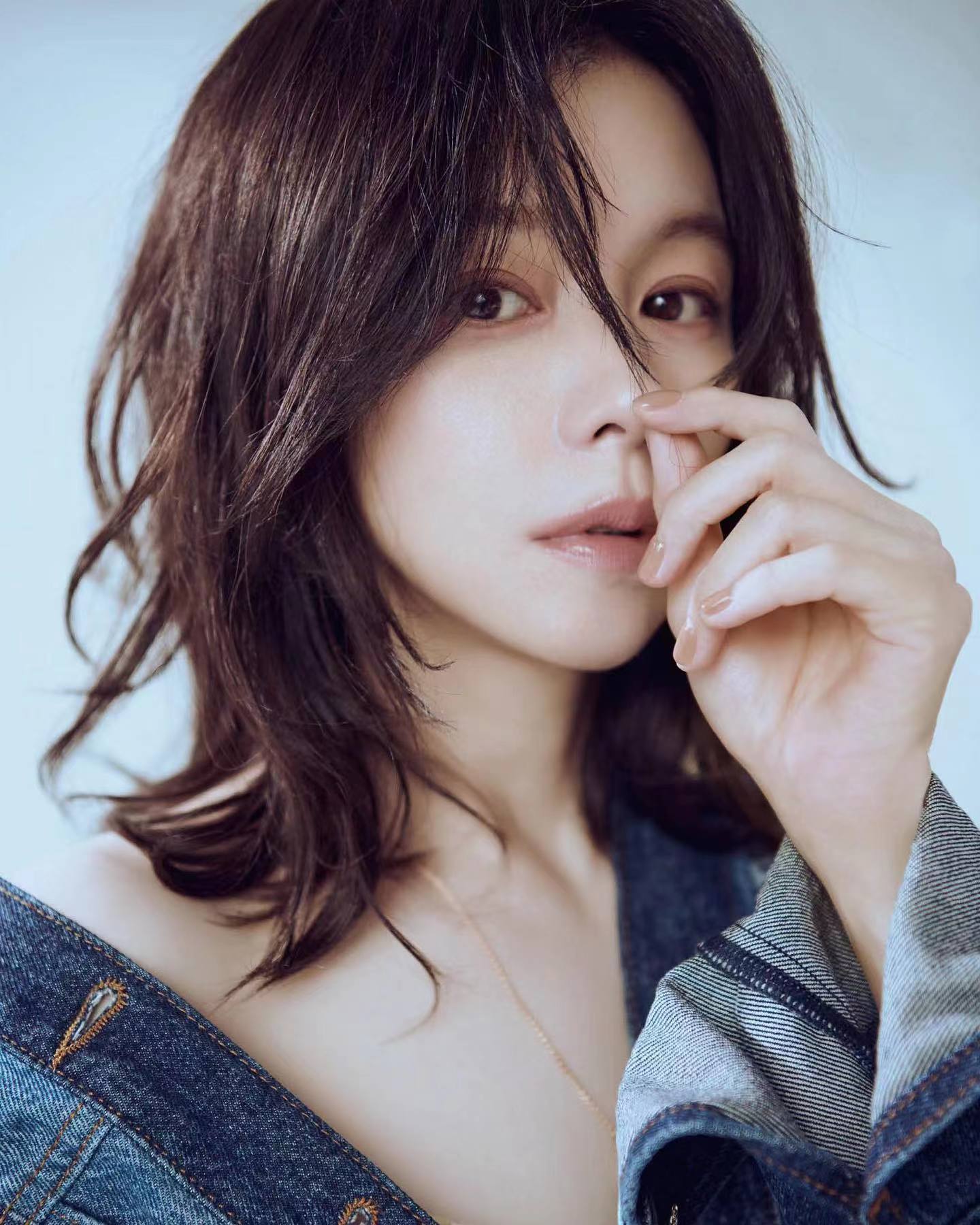 47岁徐若瑄近照变样,面部肿胀沧桑像老奶奶,穿背带裤被嘲扮嫩|徐若瑄