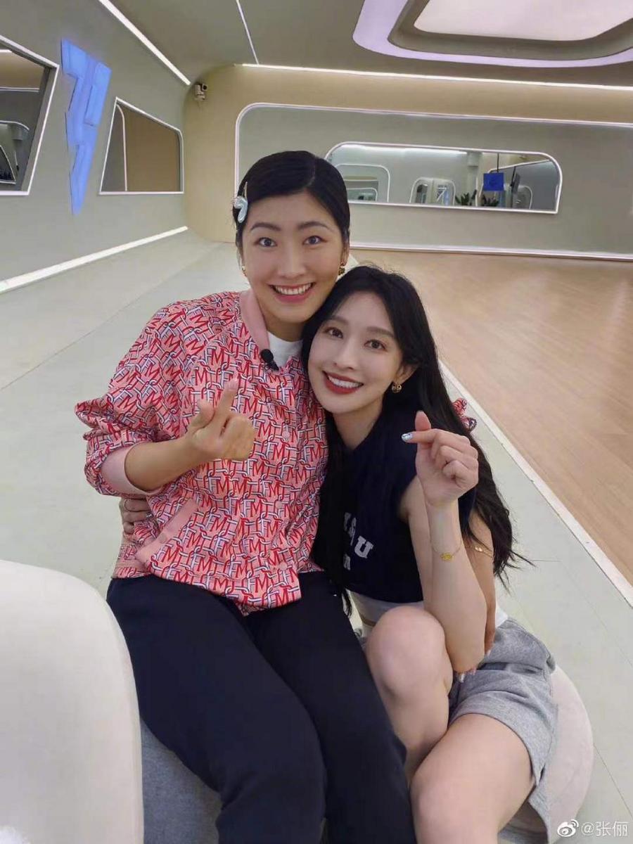 张俪笨蛋美女好人缘,连张蔷都邀请她做助唱嘉宾休闲区蓝鸢梦想 - Www.slyday.coM 张俪笨蛋美女好人缘,连张蔷都邀请她做助唱嘉宾休闲区蓝鸢梦想 - Www.slyday.coM