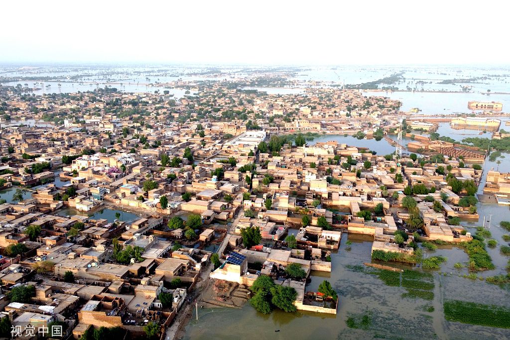 当地时间2022年8月29日,巴基斯坦俾路支省,大雨后被淹没的居民区.