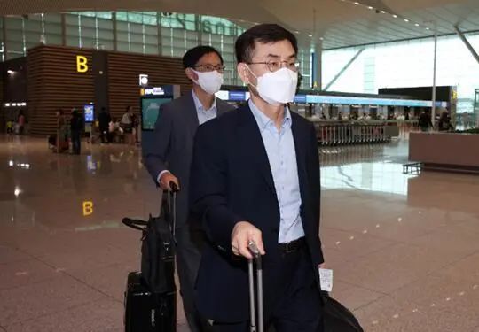29日上午，韩国产业通商资源部新通商秩序战略室室长安城逸（左）等代表团一行由仁川机场出发前往美国。图自韩媒
