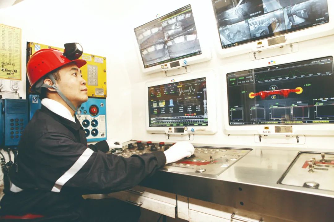 在山西大同塔山煤矿,综采队员工通过智能化控制台操作设备.赵军/摄