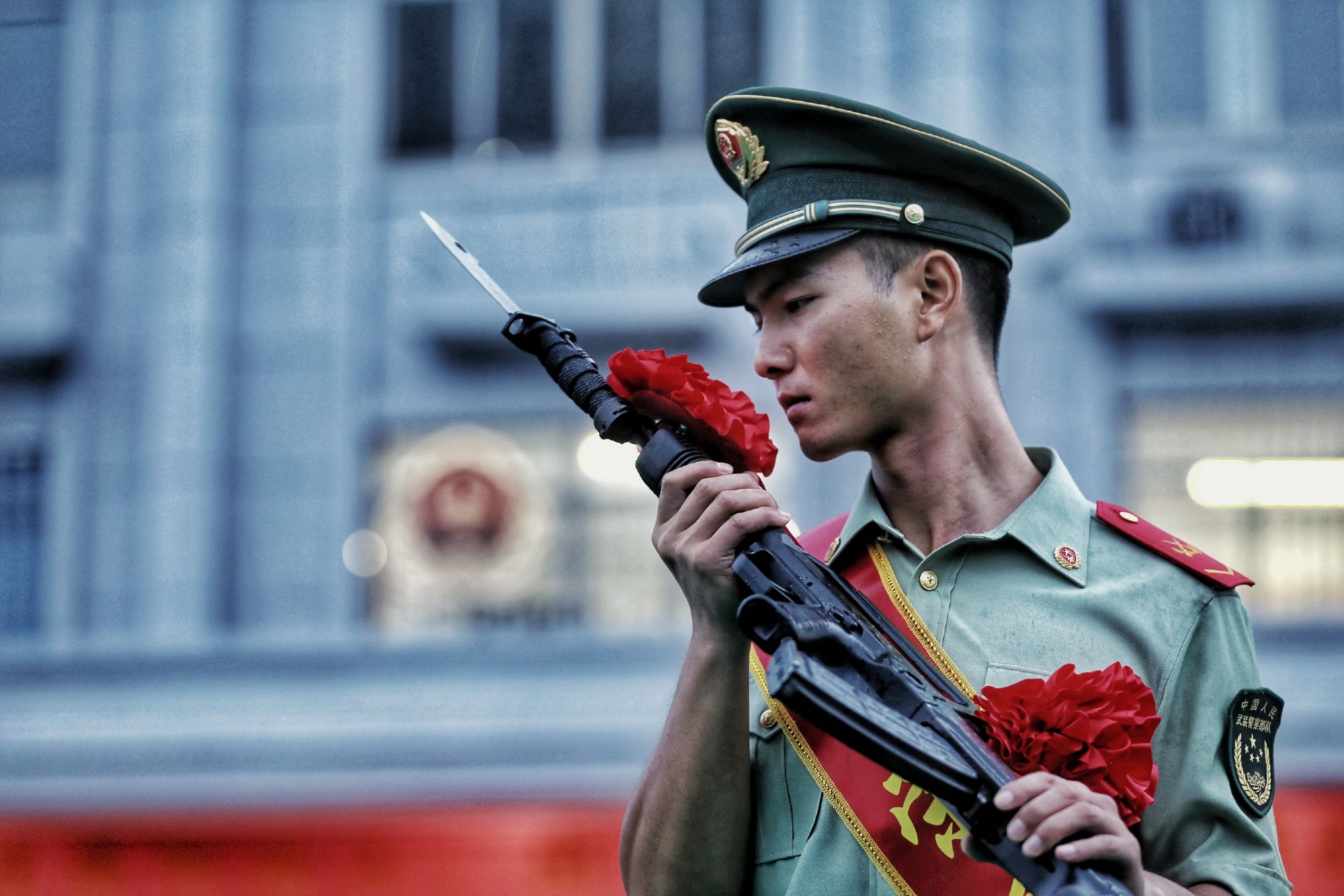 多年的钢枪托付给留队战友,并嘱咐他们传承好战斗精神,续写军人荣光