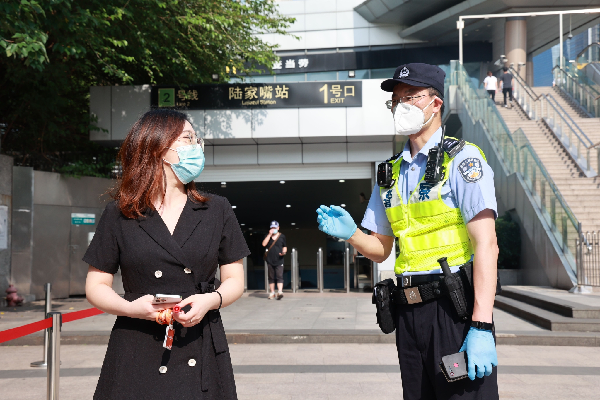 坚守陆家嘴12年,这名上海警察当选"人民满意的公务员"|公务员_新浪