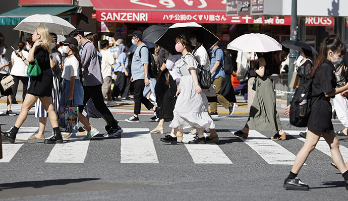 民众戴着口罩走在东京的大街上。人民视觉 资料图