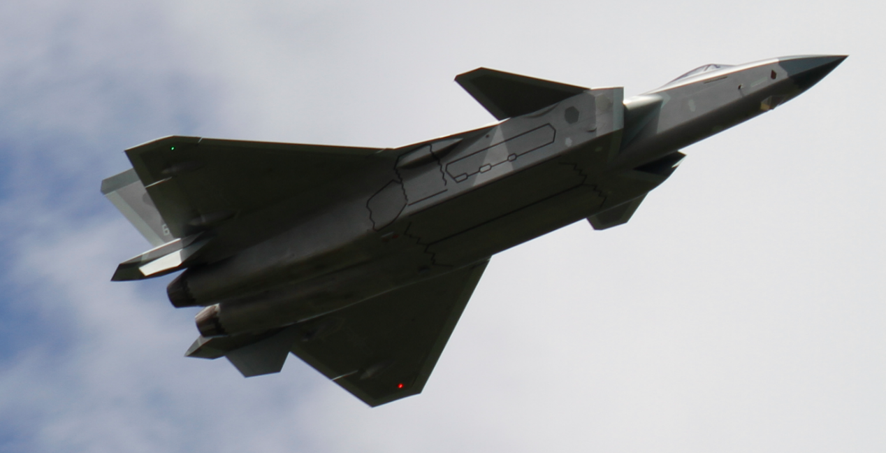 歼-20战斗机进行飞行展示.