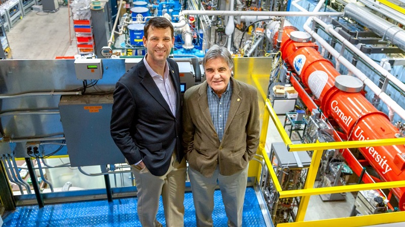 霍夫施泰特（左）和布魯克海文國家實驗室科學家德揚·特爾博維奇。