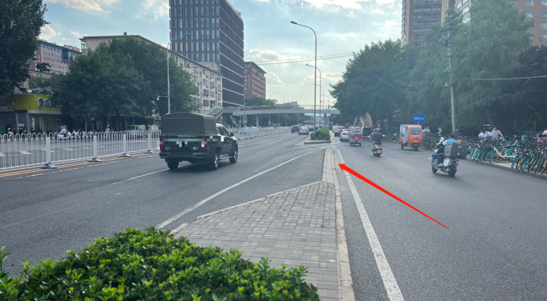 北京一马路牙子真有牙?__财经头条