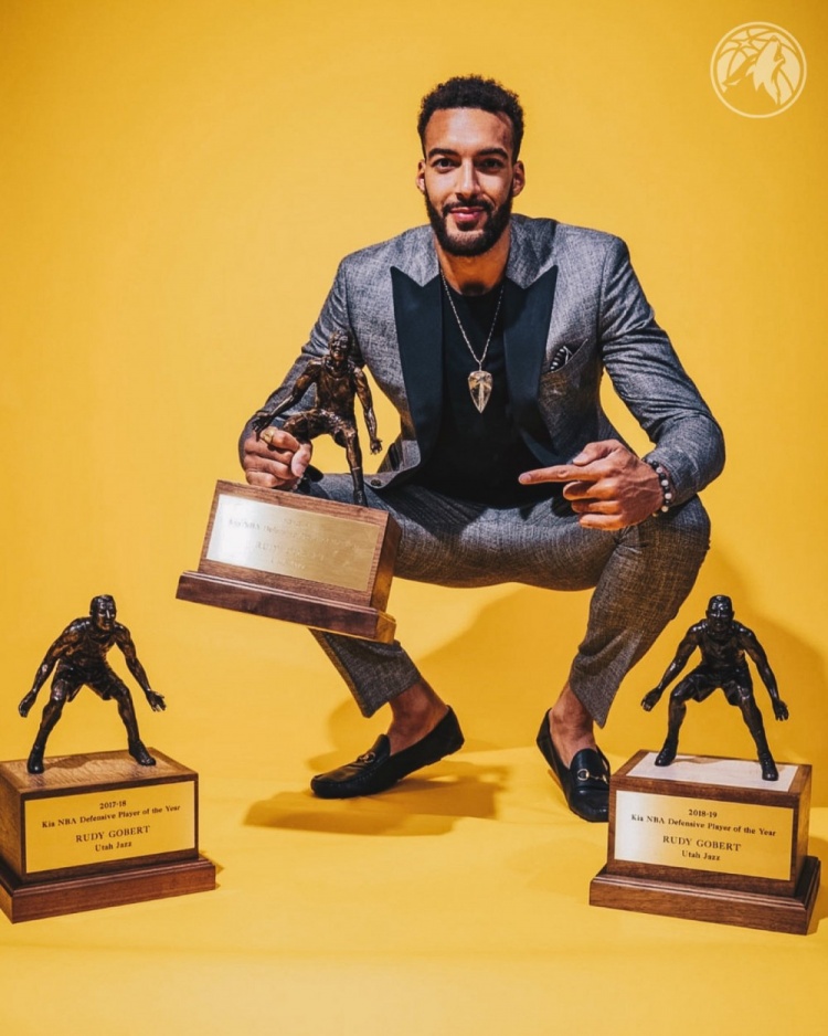 森林狼官推晒戈贝尔dpoy奖杯照:这家伙很懂防守|森林狼|戈贝尔|dpoy