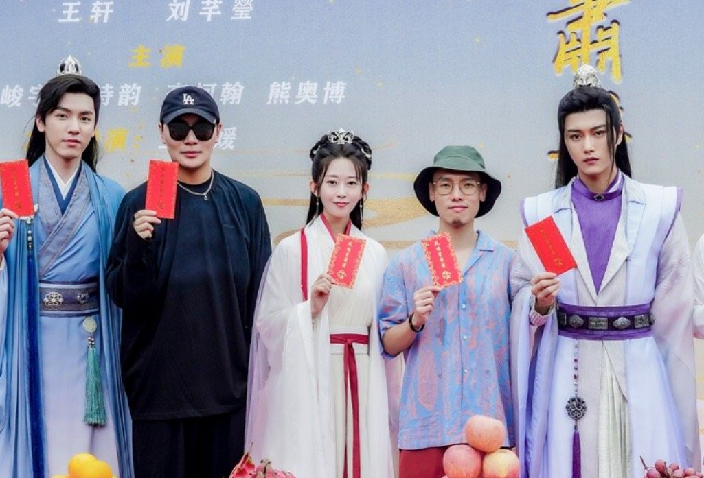 女富婆带资进组，搭帅哥演情侣颜值被嘲：又一位西门大妈休闲区蓝鸢梦想 - Www.slyday.coM