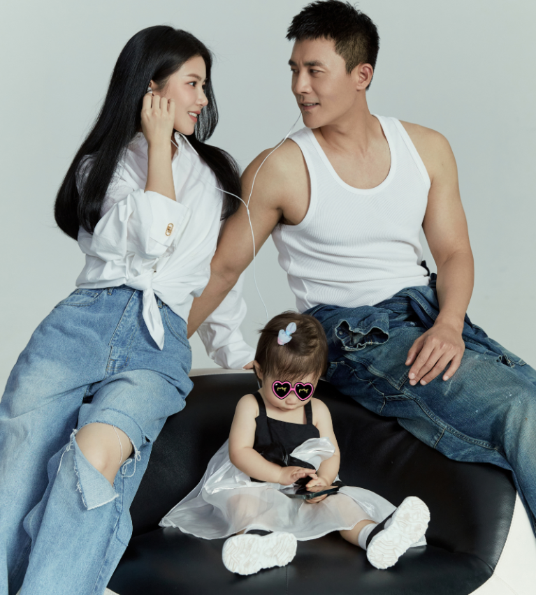 杜淳娇妻王灿晒全家福，女儿全身肉嘟嘟太可爱，夫妻对视好甜蜜休闲区蓝鸢梦想 - Www.slyday.coM