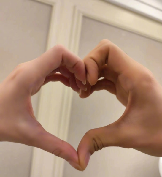 与男友比心大秀恩爱,工作人员透露男方是素人|金莎|男友|恋情_新浪