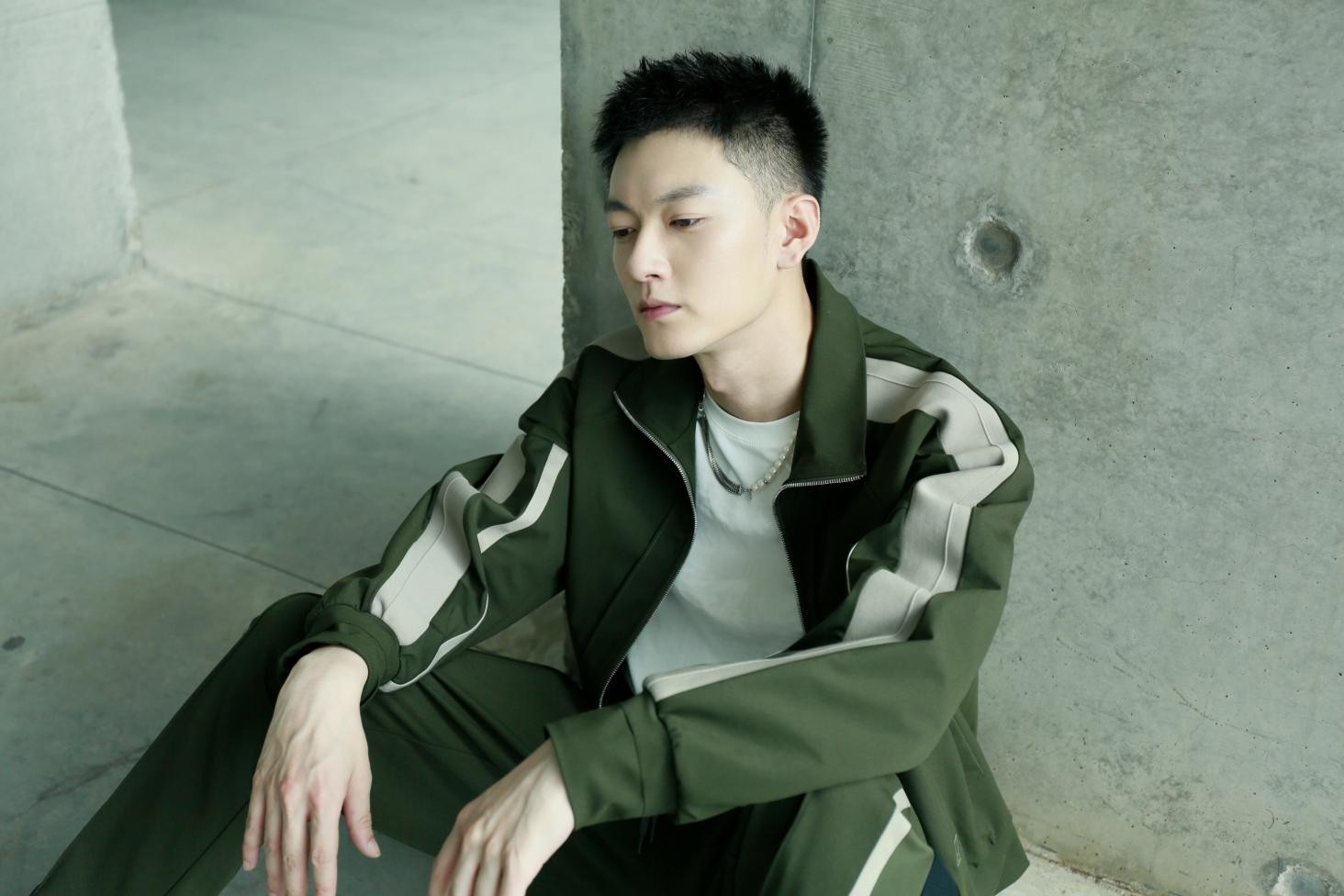 张冠森《闻香榭》热播 曝街头风写真运动感十足|闻香