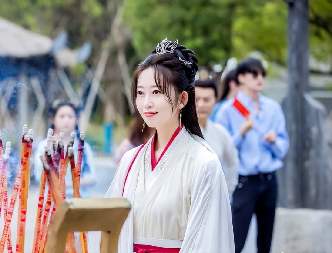 女富婆带资进组，搭帅哥演情侣颜值被嘲：又一位西门大妈休闲区蓝鸢梦想 - Www.slyday.coM