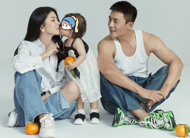 杜淳娇妻王灿晒全家福，女儿全身肉嘟嘟太可爱，夫妻对视好甜蜜休闲区蓝鸢梦想 - Www.slyday.coM