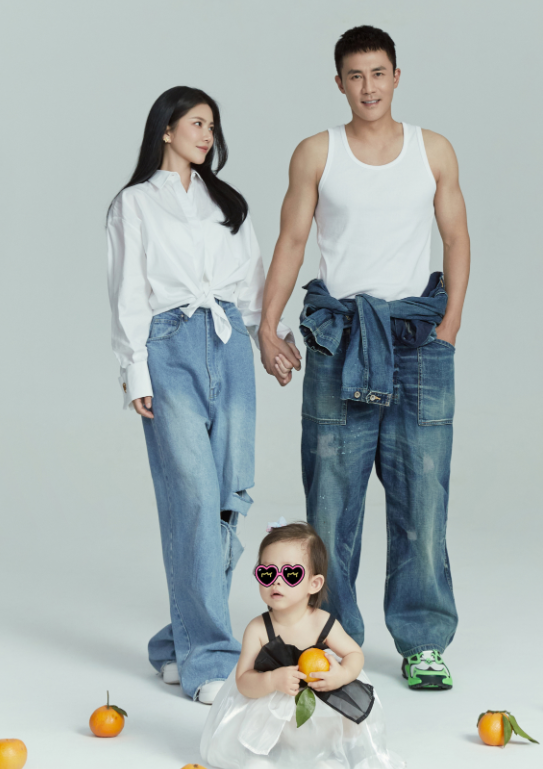 杜淳娇妻王灿晒全家福，女儿全身肉嘟嘟太可爱，夫妻对视好甜蜜休闲区蓝鸢梦想 - Www.slyday.coM