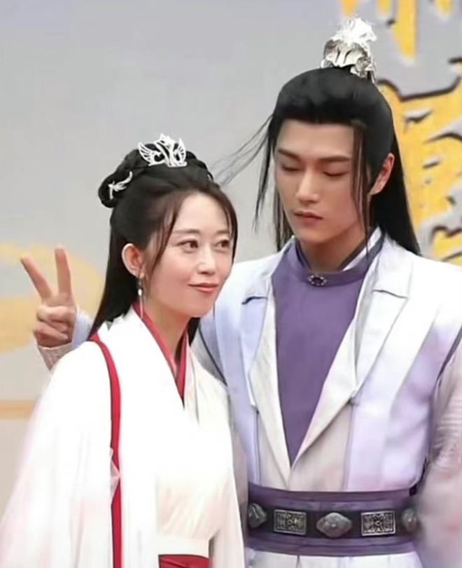 女富婆带资进组，搭帅哥演情侣颜值被嘲：又一位西门大妈休闲区蓝鸢梦想 - Www.slyday.coM