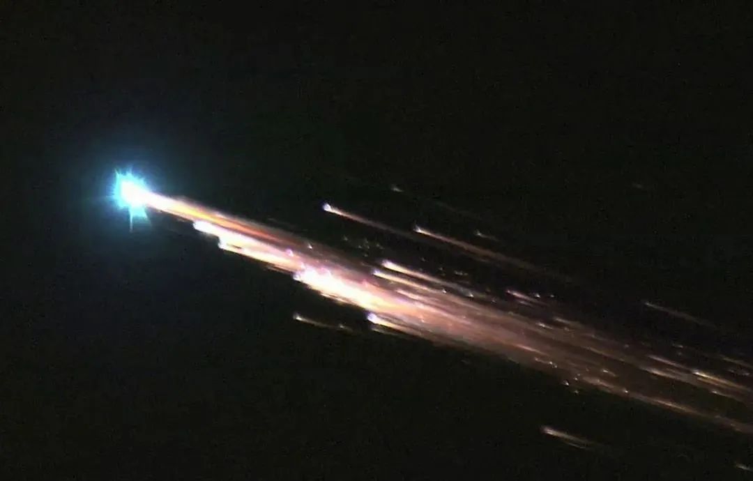 从八一大桥上空穿过！江西南昌惊现不明飞行物，最有可能是什么？休闲区蓝鸢梦想 - Www.slyday.coM