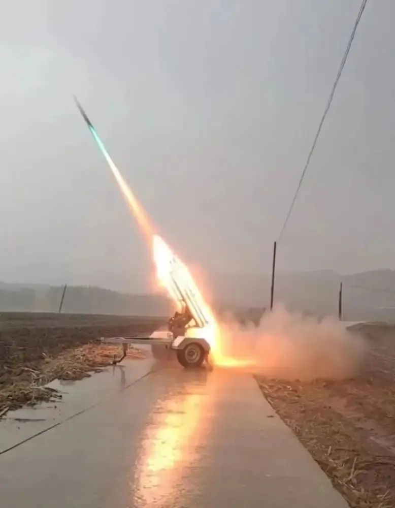 从八一大桥上空穿过！江西南昌惊现不明飞行物，最有可能是什么？休闲区蓝鸢梦想 - Www.slyday.coM