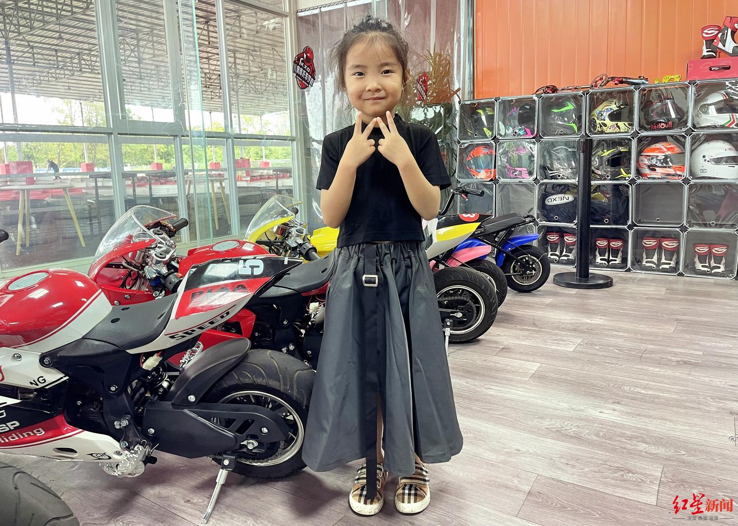 5岁萌妹骑手超燃压弯引争议,家长回应:训练专业安全有保障,孩子非常