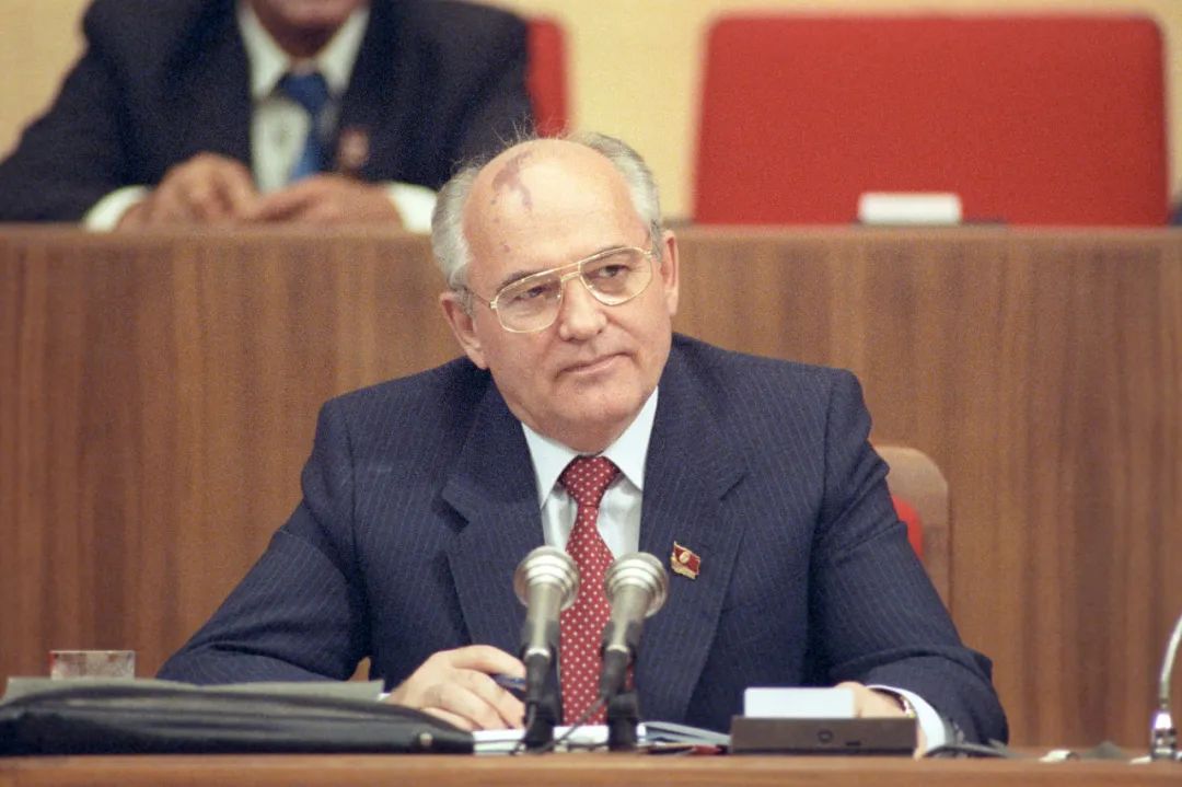 当地时间1990年7月1日，俄罗斯莫斯科，戈尔巴乔夫在会议大厅。图/视觉中国