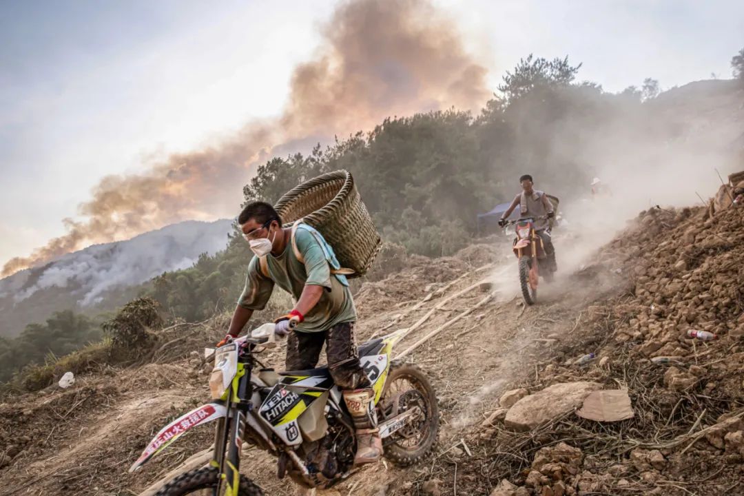 8月25日,骑手"龙麻子"(左)与车友们在山间穿梭送物资.