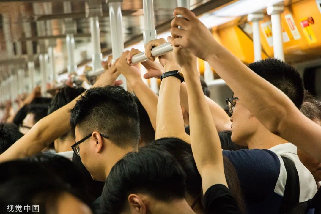 通勤高峰时段拥挤的地铁./视觉中国