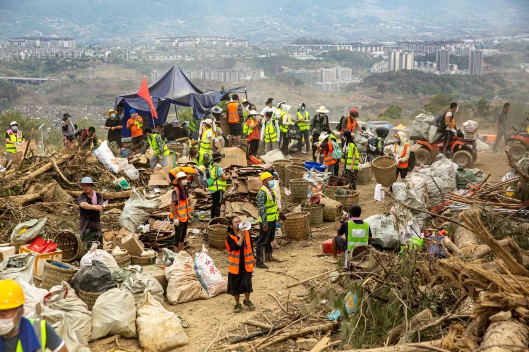 山火发生后许多热心市民买了水和食物,搬到志愿点放下后扭头就走,工作