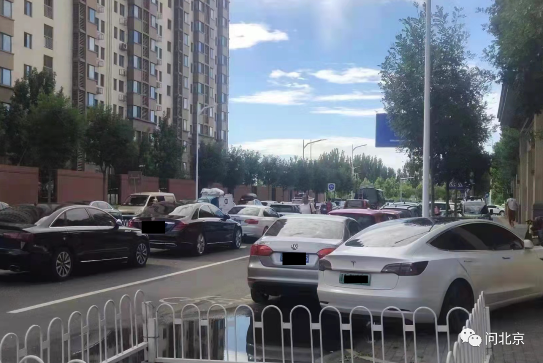 “整个马路就是一个停车场”，无法管理的原因都是没有“执法权”休闲区蓝鸢梦想 - Www.slyday.coM