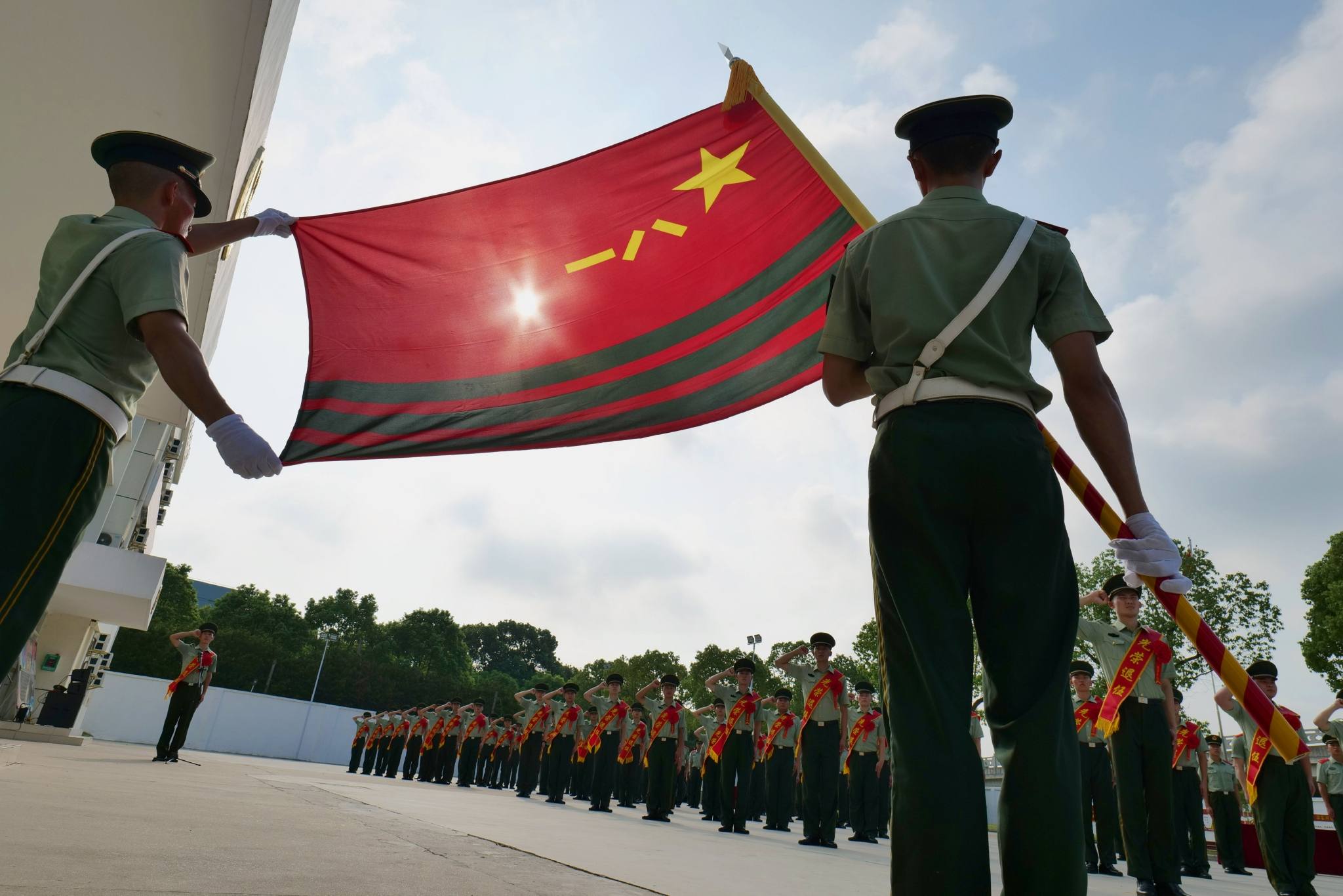 武警上海总队某军营内举行向武警部队旗告别仪式.胡佳丰 图