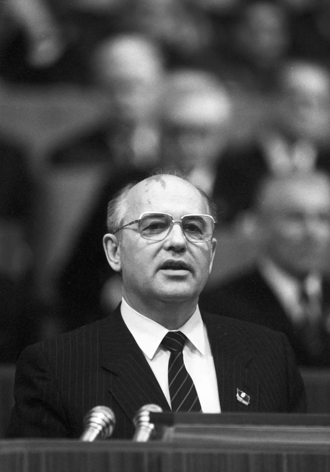 当地时间1986年3月6日，俄罗斯莫斯科，在苏共中央第二十七次代表大会，苏共中央总书记戈尔巴乔夫讲话。图/视觉中国