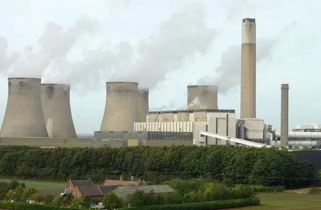 位于英国诺丁汉郡索尔河畔的拉特克利夫的燃煤发电厂