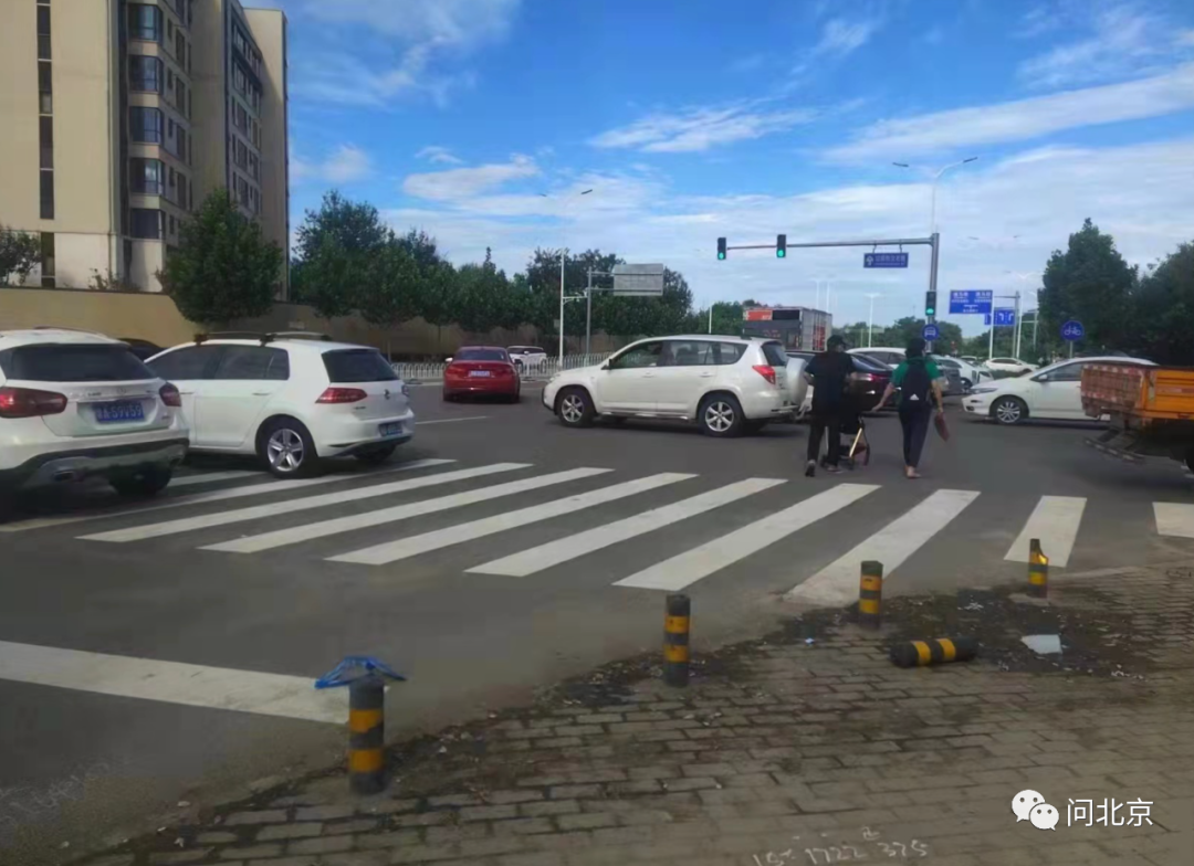 “整个马路就是一个停车场”，无法管理的原因都是没有“执法权”休闲区蓝鸢梦想 - Www.slyday.coM