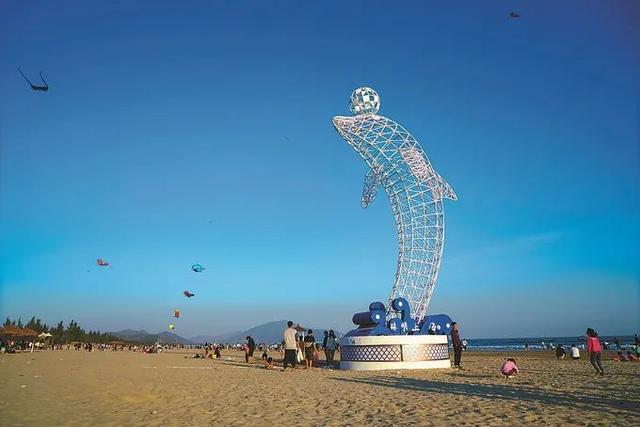 一村一景广东陆丰上海村碧海蓝天十里银滩