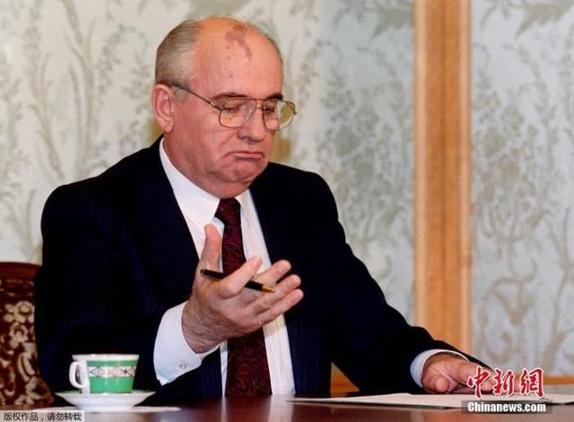 贵府图：1991年12月25日，戈尔巴乔夫发表去职声明。